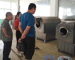 黑龍江客戶來廠考察電磁茶葉殺青機(jī) 烘干機(jī)