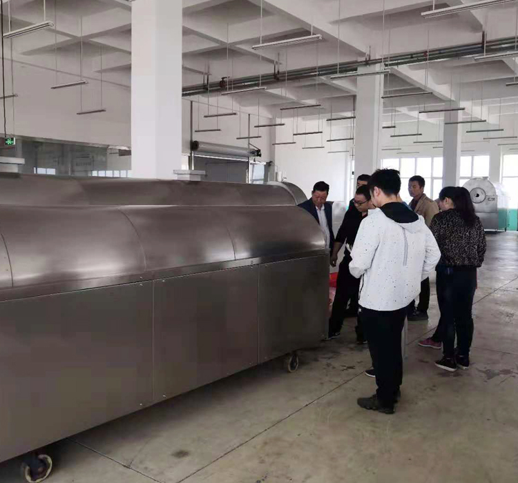 湖南常德客戶一大早來廠考察電磁流水線炒制油菜籽 湖南常德客戶一大早來廠考察電磁流水線炒制油菜籽