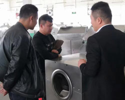 陜西客戶來廠考察并訂購DCCZ5-4型多功能電磁炒貨機 陜西客戶來廠考察并訂購DCCZ5-4型多功能電磁炒貨機